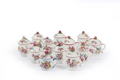 MENNECY
Onze pots couverts à cotes torsadées,...