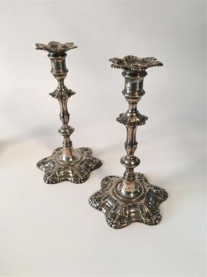 Deux flambeaux formant pendant en argent...