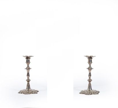 Deux flambeaux formant pendant en argent...