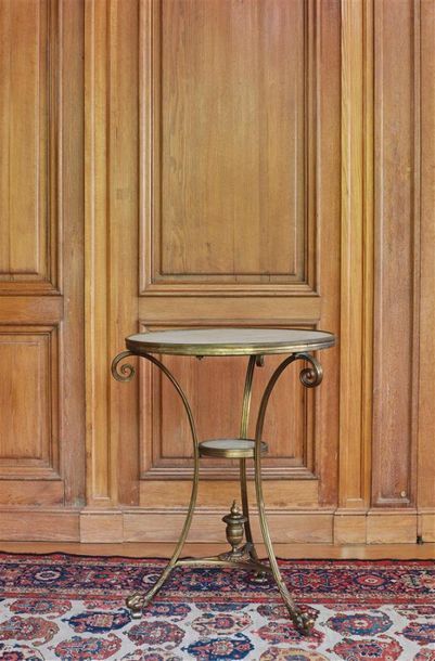 Guéridon tripode en bronze doré à deux plateaux...