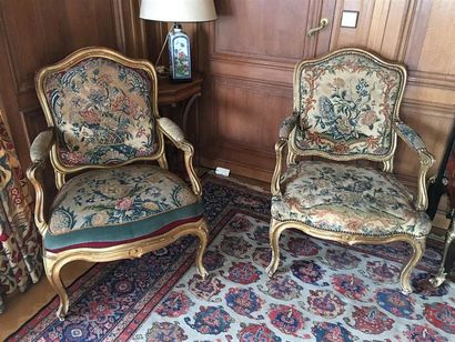 Deux fauteuils pouvant former paire en bois...