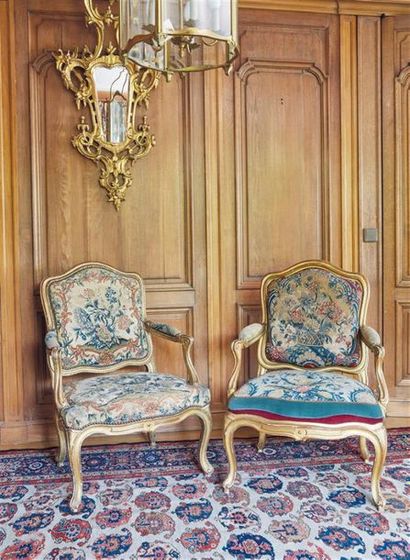 Deux fauteuils pouvant former paire en bois...