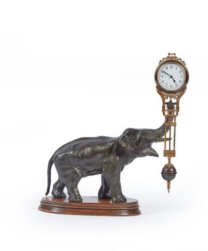 Petite pendule en forme d'éléphant en métal...