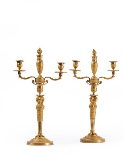 Paire de candélabres en bronze ciselé, guilloché...
