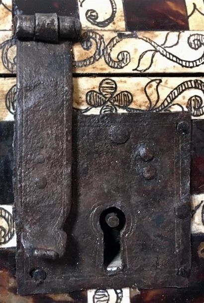 Coffre rectangulaire à couvercle bombé en...