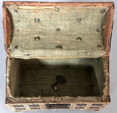 Coffre rectangulaire à couvercle bombé en...