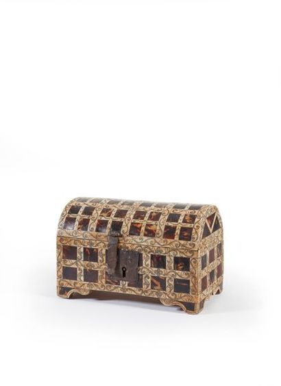 Coffre rectangulaire à couvercle bombé en...