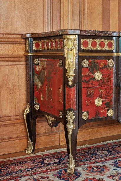 Importante commode à ressaut, à décor de...