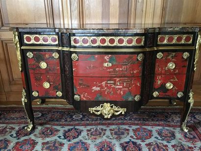 Importante commode à ressaut, à décor de...