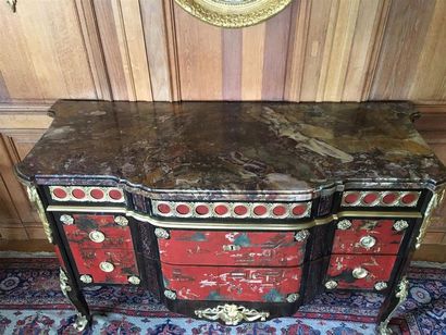 Importante commode à ressaut, à décor de...