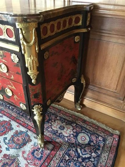 Importante commode à ressaut, à décor de...