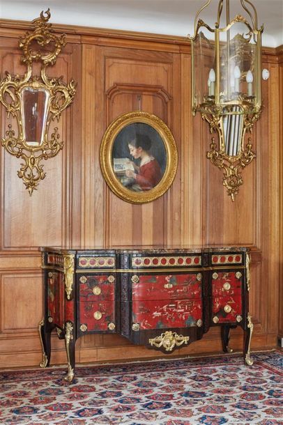 Importante commode à ressaut, à décor de...