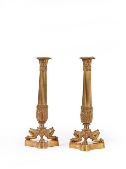Paire de bougeoirs en bronze ciselé et doré,...