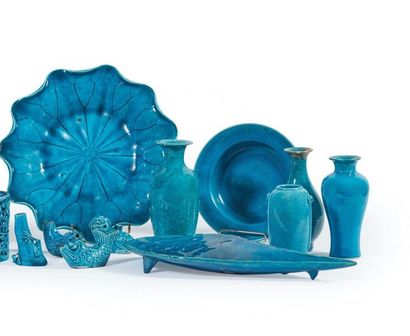 CHINE
Ensemble de pièces en céramique émaillée...
