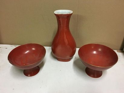 CHINE
Ensemble de pièces en céramique émaillée...
