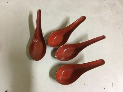 CHINE
Ensemble de pièces en céramique émaillée...