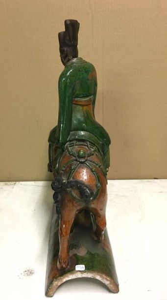 CHINE
Grande tuile faîtière en céramique...