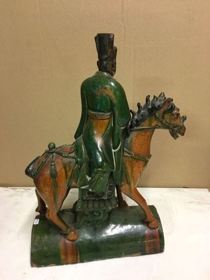 CHINE
Grande tuile faîtière en céramique...