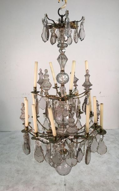 Lustre en bronze doré à pendeloques de cristal...