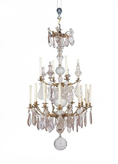 Lustre en bronze doré à pendeloques de cristal...
