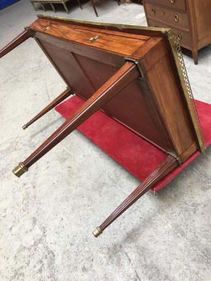 Bureau plat rectangulaire en acajou et placage...
