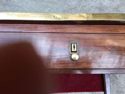 Bureau plat rectangulaire en acajou et placage...