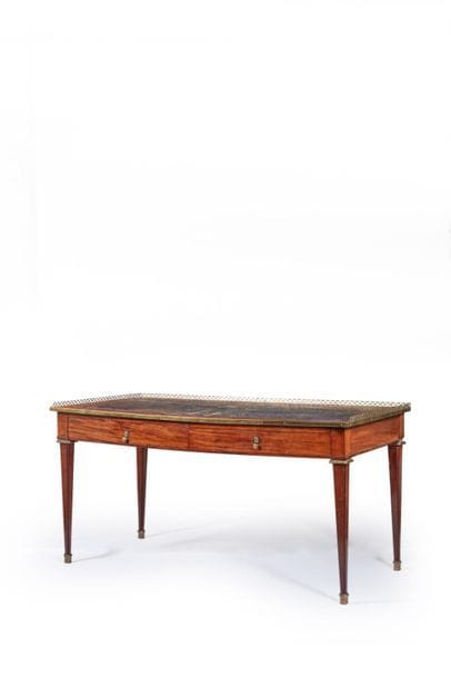 Bureau plat rectangulaire en acajou et placage...