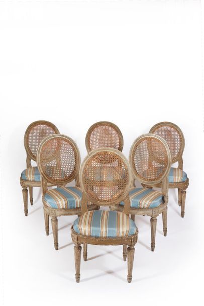 Suite de six chaises à dossier plat canné...