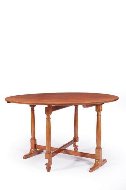 Table circulaire en acajou à plateau basculant,...