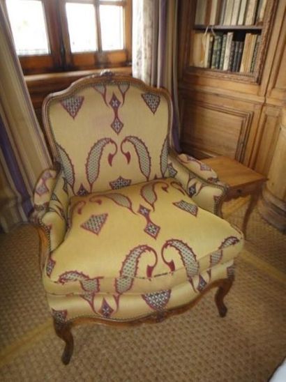 Bergère à dossier plat en hêtre mouluré et...