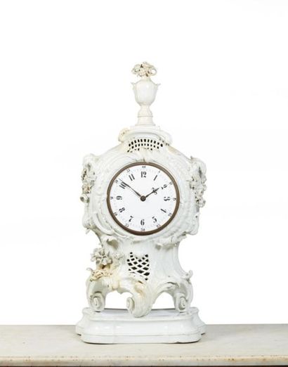 BERLIN
Pendule de forme mouvementée en porcelaine...