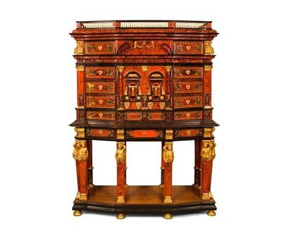 Important cabinet d'apparat en placage d'écaille...