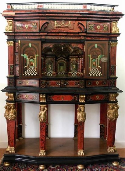 Important cabinet d'apparat en placage d'écaille...