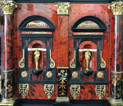 Important cabinet d'apparat en placage d'écaille...
