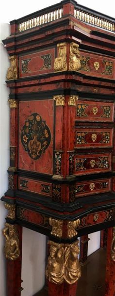 Important cabinet d'apparat en placage d'écaille...