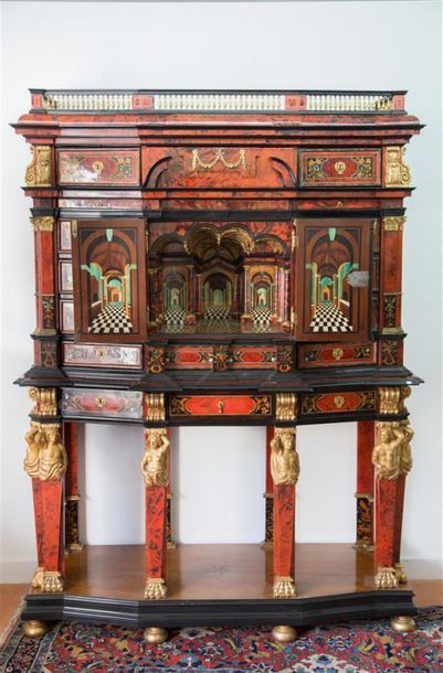 Important cabinet d'apparat en placage d'écaille...
