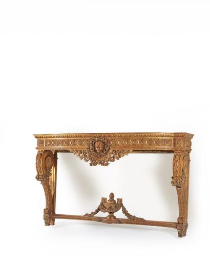 Importante console en bois richement sculpté...