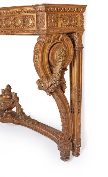Importante console en bois richement sculpté...
