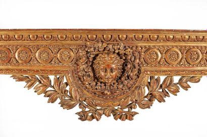 Importante console en bois richement sculpté...