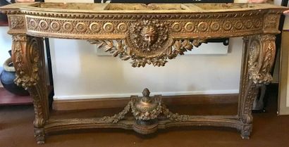 Importante console en bois richement sculpté...