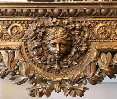 Importante console en bois richement sculpté...