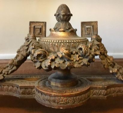 Importante console en bois richement sculpté...