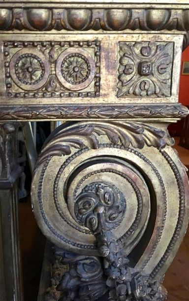 Importante console en bois richement sculpté...