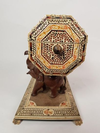 Coffret indo-portugais en placage d'écaille...