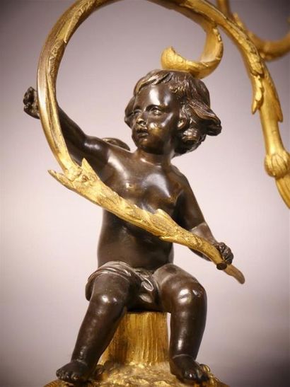 Paire de bougeoirs en bronze doré et bronze...
