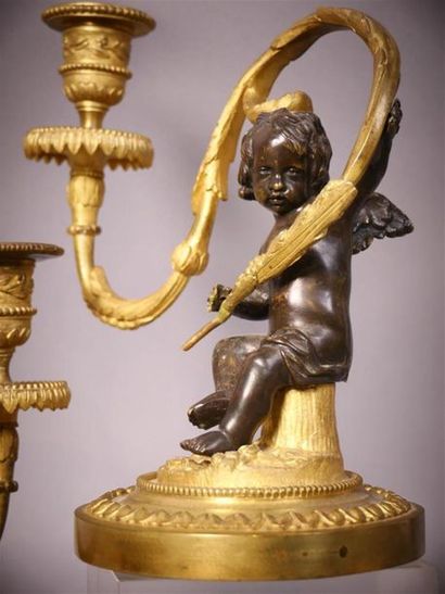 Paire de bougeoirs en bronze doré et bronze...