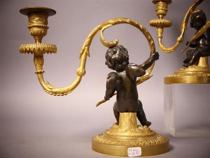 Paire de bougeoirs en bronze doré et bronze...