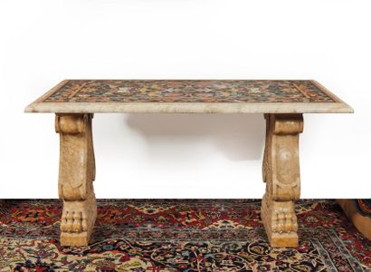 Piètement à décor de volutes affrontées et...