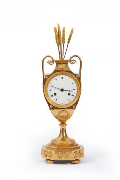 Pendule en forme de vase à deux anses en...