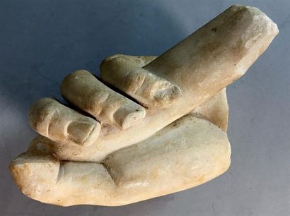 Main provenant d'une statue tenant un rouleau....